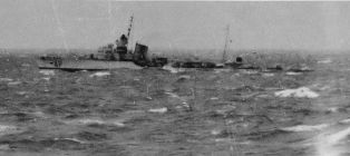 Il cacciatorpediniere Alpino in navigazione con mare grosso nel marzo 1942.
