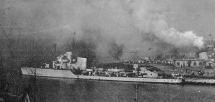 Il cacciatorpediniere Aviere durante le prove di annebbiamento nel porto di Messina (gennaio 1941